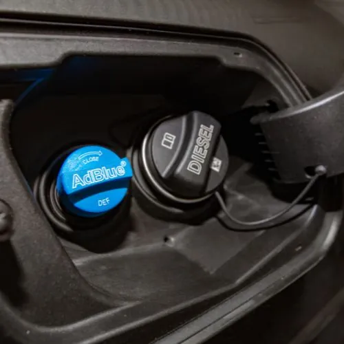 פתח מילוי AdBlue ליד פתח הסולר